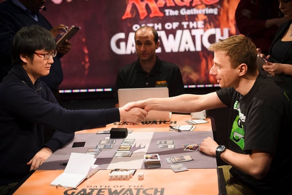 Momentka z finálového zápasu na Pro Tour Oath of the Gatewatch